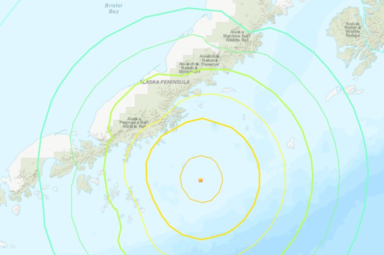 Un terremoto de magnitud 8,2 sacudió las costas de Alaska