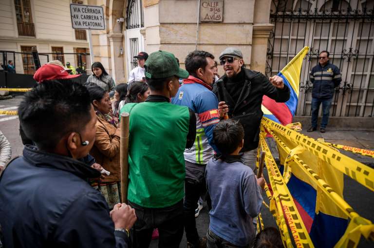 Desde el 13 de marzo, decenas de indígenas Embera permanecen frente al Ministerio de Vivienda en el centro de Bogotá, donde le exigen al Gobierno Nacional que les garantice el retorno a sus territorios y una vivienda digna.