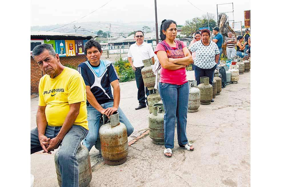 Un grupo de personas espera para poder comprar gas en San Cristóbal, estado de Táchira, Venezuela. / EFE