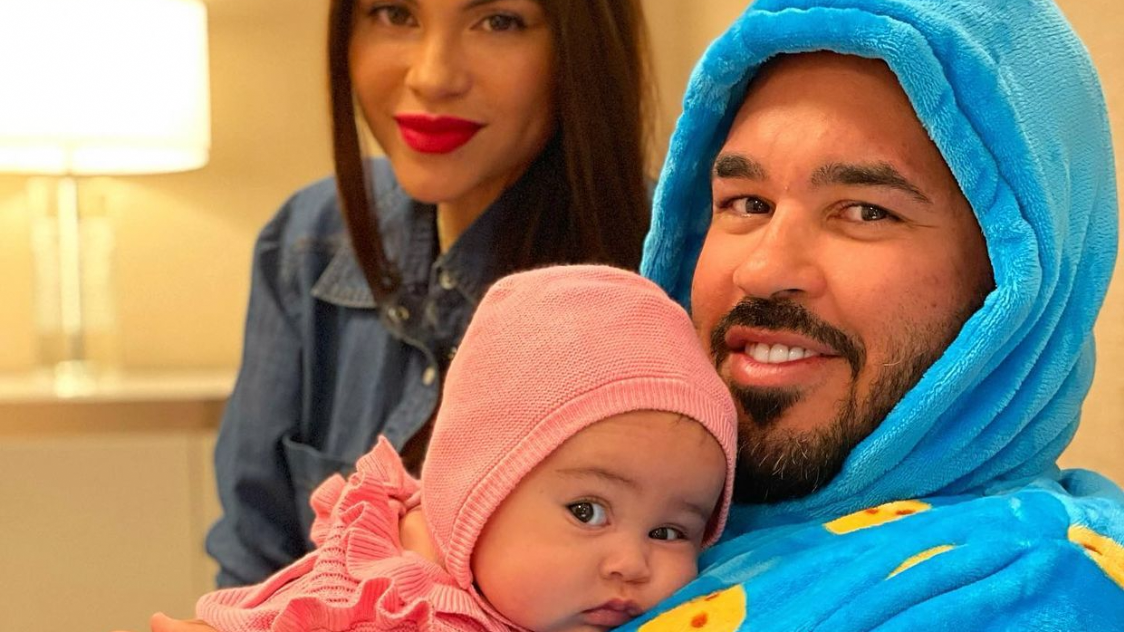 Raphy Pina y la cantante Natti Natasha están juntos como pareja desde 2018. Son padres de Vida Isabelle, de un año.