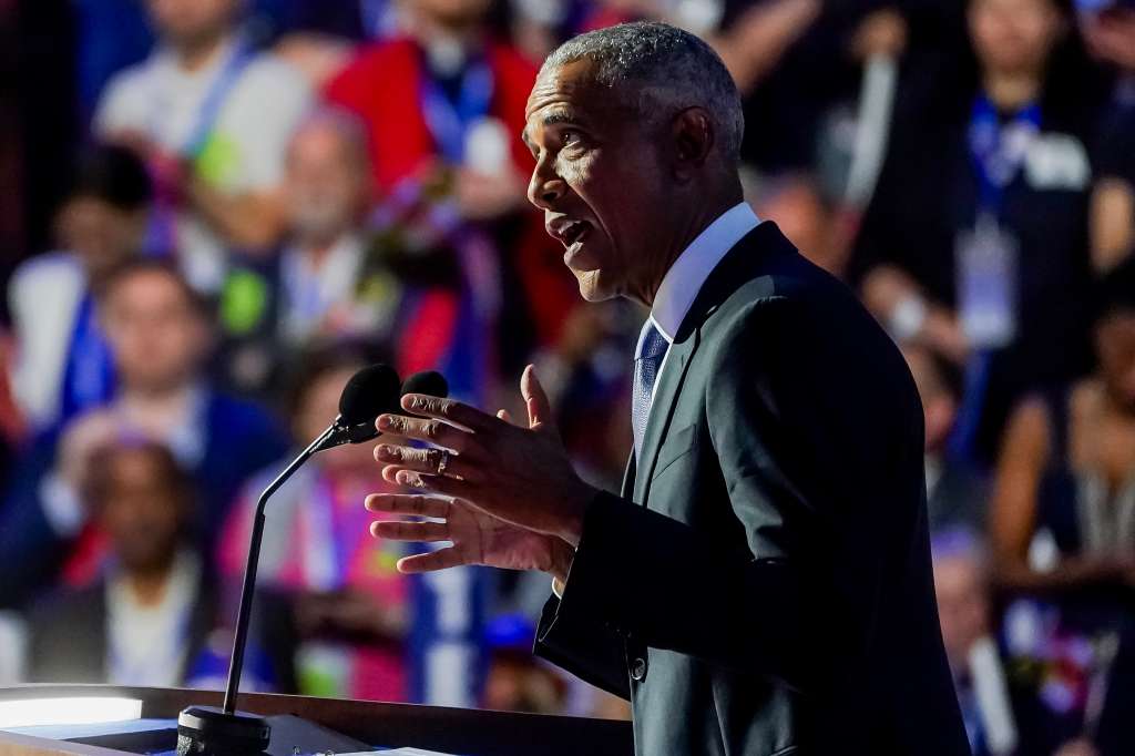 Chicago (United States), 21/08/2024.- Former US President Barack Obama speaks during the second night of the Democratic National Convention (DNC) at the United Center in Chicago, Illinois, USA, 20 August 2024. The 2024 Democratic National Convention is being held from 19 to 22 August 2024, during which delegates of the United States' Democratic Party will vote on the party's platform and ceremonially vote for the party's nominee for president, Vice President Kamala Harris, and for vice president, Governor Tim Walz of Minnesota, for the upcoming presidential election. (Estados Unidos) EFE/EPA/WILL OLIVER