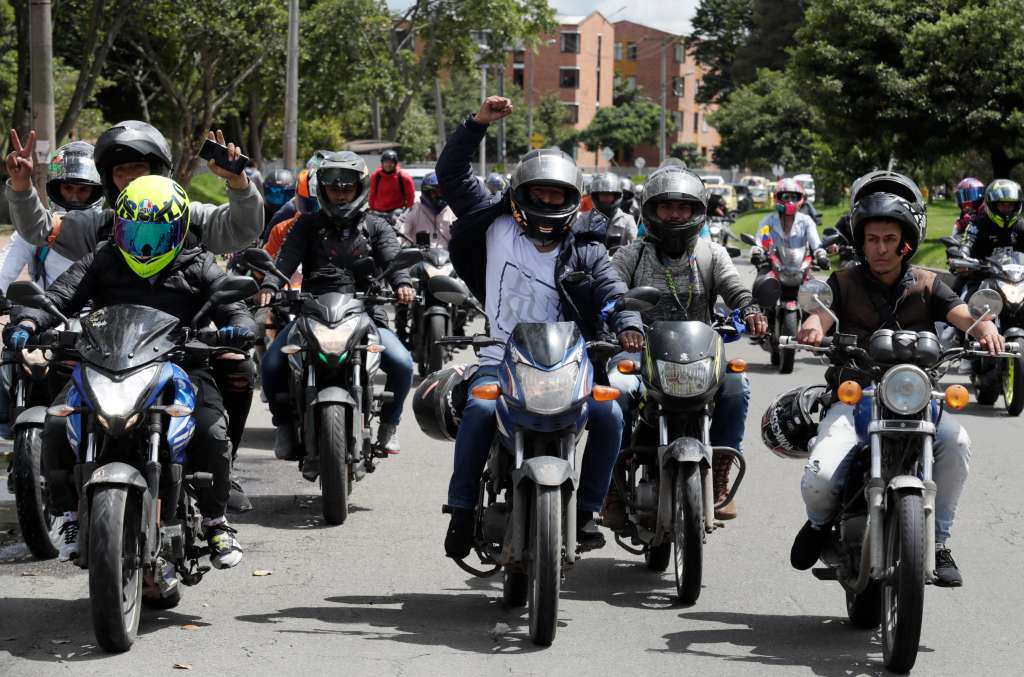 AME9311. BOGOTÁ (COLOMBIA), 06/04/2022.- Varios motociclistas circulan por las calles durante una manifestación en contra de las medidas establecidas por la Alcaldía para frenar los actos de inseguridad en la capital, hoy, en Bogotá (Colombia). Entre esas medidas está la prohibición, a partir del 11 de abril, del "parrillero" -segundo pasajero- en moto, medida que se aplicará los jueves, viernes y sábados. EFE/ Carlos Ortega