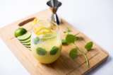 Cóctel de mango, menta y vodka