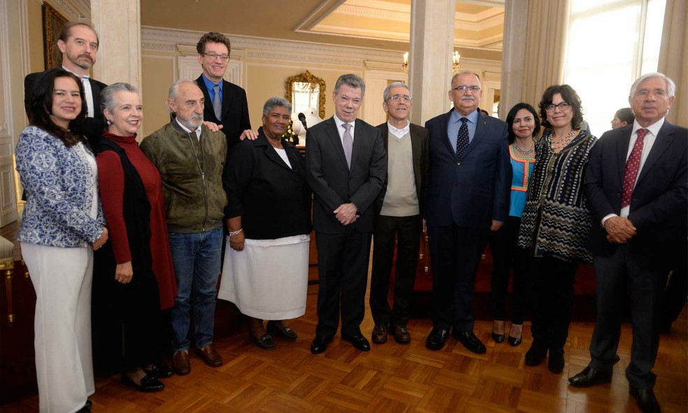 El presidente Juan Manuel Santos junto a los 11 miembros de la Comisión de la Verdad. / SIG