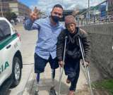 Policía con prótesis en las piernas le regaló unas muletas a habitante de calle de Bogotá
