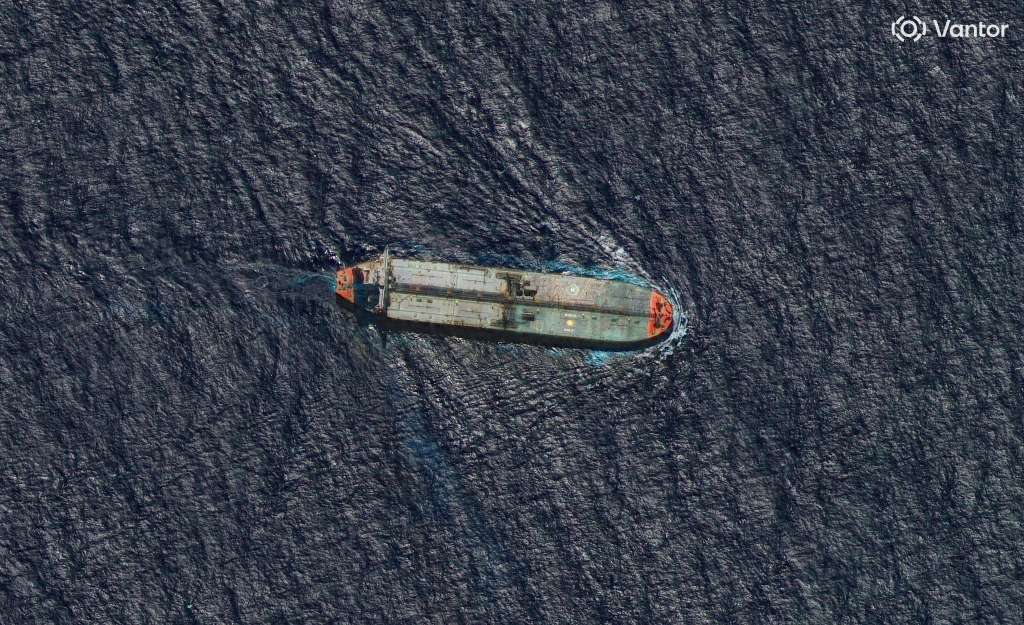 En una imagen proporcionada por Vantor, el petrolero Skipper pasa cerca de Guadalupe, en el Caribe, el 12 de diciembre de 2025, dos días después de ser incautado por el ejército estadounidense.