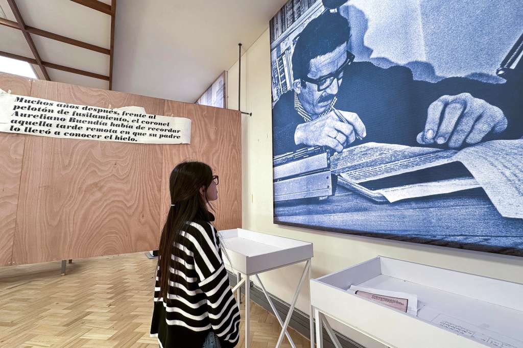 BOG400. BOGOTÁ (COLOMBIA), 22/04/2025.- Fotografía del 14 de abril de 2025 de una mujer frente a una imagen de la exposición 'Todo se sabe: el cuento de la creación de Gabo', en Bogotá (Colombia). La exposición más completa sobre la vida y obra de Gabriel García Márquez será inaugurada este miércoles en la Biblioteca Nacional de Colombia, para redescubrir el legado del nobel de literatura de 1982 y su impacto en las letras y el pensamiento mundial. EFE/ Carlos Ortega
