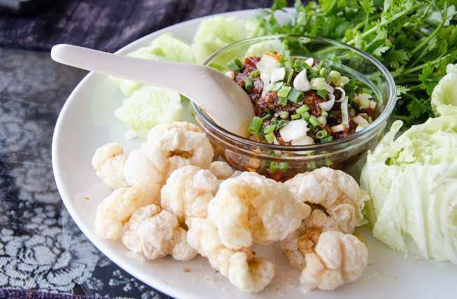 Chicharrones inflados con ensalada fresca de fríjoles, una entrada de lujo