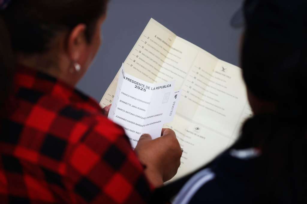 AME9661. SANTIAGO (CHILE), 16/11/2025.- Una persona llega a votar en la jornada electoral este domingo, en Santiago (Chile). Un total de 3.498 centros de votación abrieron sus puertas para dar comienzo a las elecciones presidenciales y legislativas en Chile, en las que se escogerá al sucesor del progresista Gabriel Boric y se renovará el Parlamento. EFE/ Elvis González