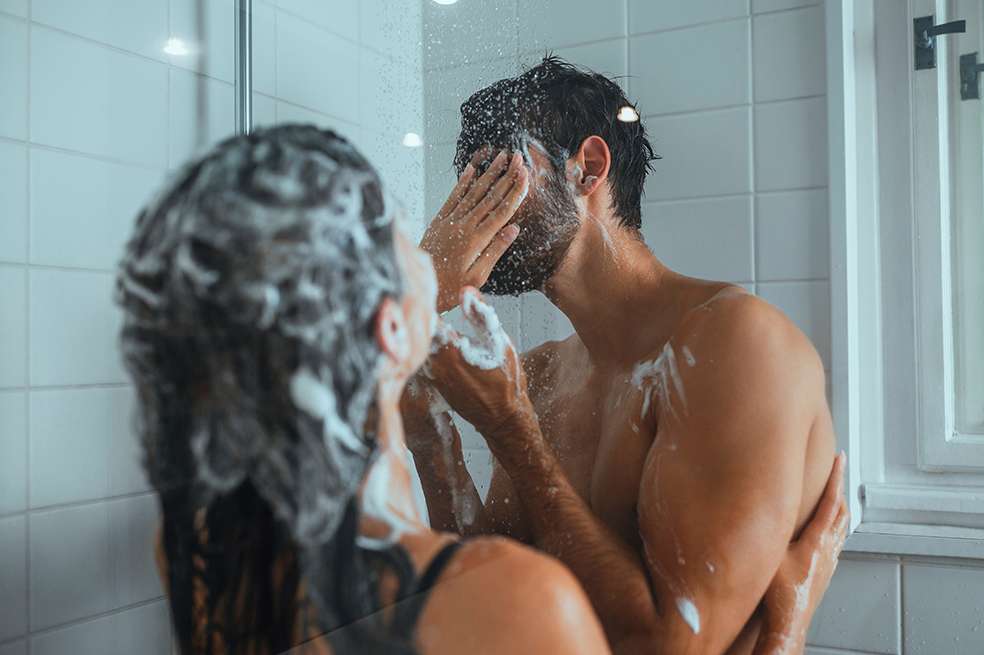 Pareja bañándose.