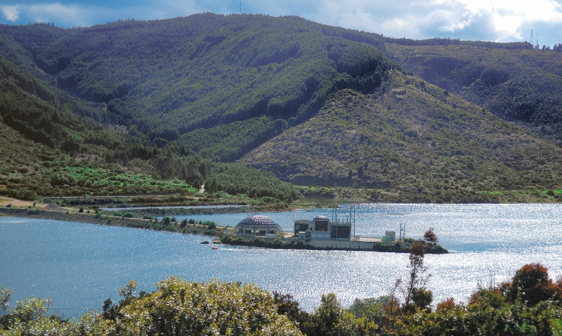 El embalse de San Rafael se creó en los noventa. Hasta este lugar llega el agua del páramo de Chingaza, que abastece el 70 % de Bogotá y 13 municipios vecinos. / Diego Santacruz