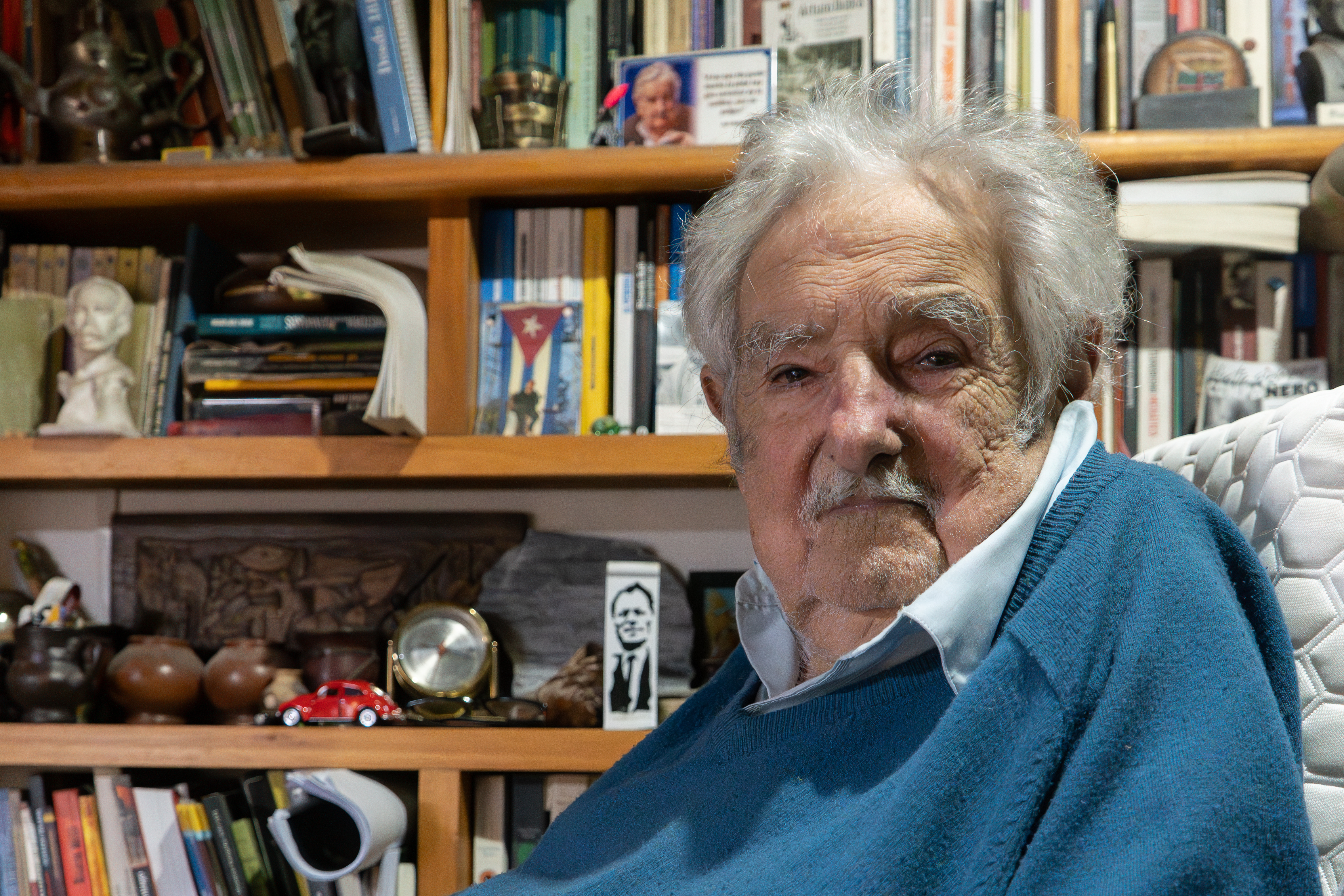 AME9205. MONTEVIDEO (URUGUAY), 20/11/2024.- Fotografía del 18 noviembre 2024 del expresidente de Uruguay, José Mujica, durante una entrevista con EFE en Montevideo (Uruguay). Fue gerrillero, senador y presidente de Uruguay, el país menos poblado de Hispanoamérica, pero su proyección política tiene alcance mundial. Su sencillez, austeridad y coherencia le han situado como uno de los principales referentes del pensamiento político de las últimas décadas, especialmente entre las nuevas generaciones. Se llama José "Pepe" Mujica, ronda los noventa años y hoy se recupera de una batalla contra el cáncer. EFE/ Sofía Torres