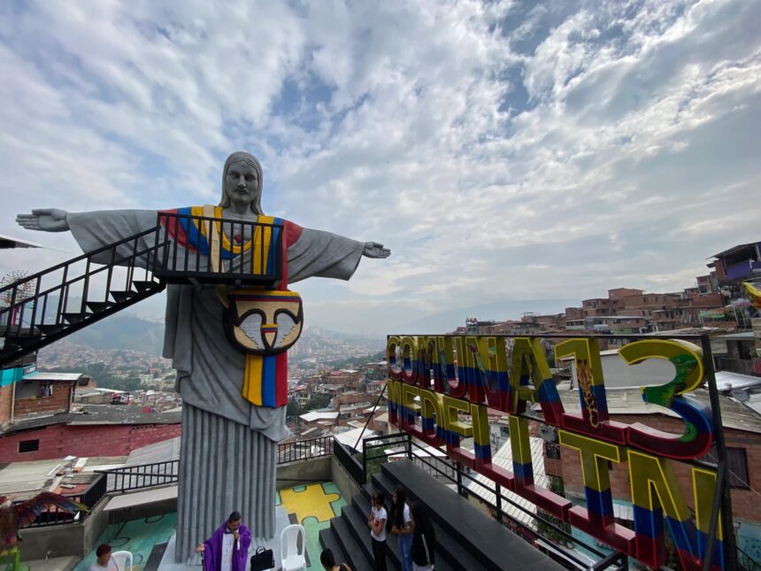 El Cristo más grande de Latinoamérica, ubicado en Santo Domingo, Antioquia, está hecho en concreto y acero, y combina majestuosidad arquitectónica con un mensaje de paz y acogida.