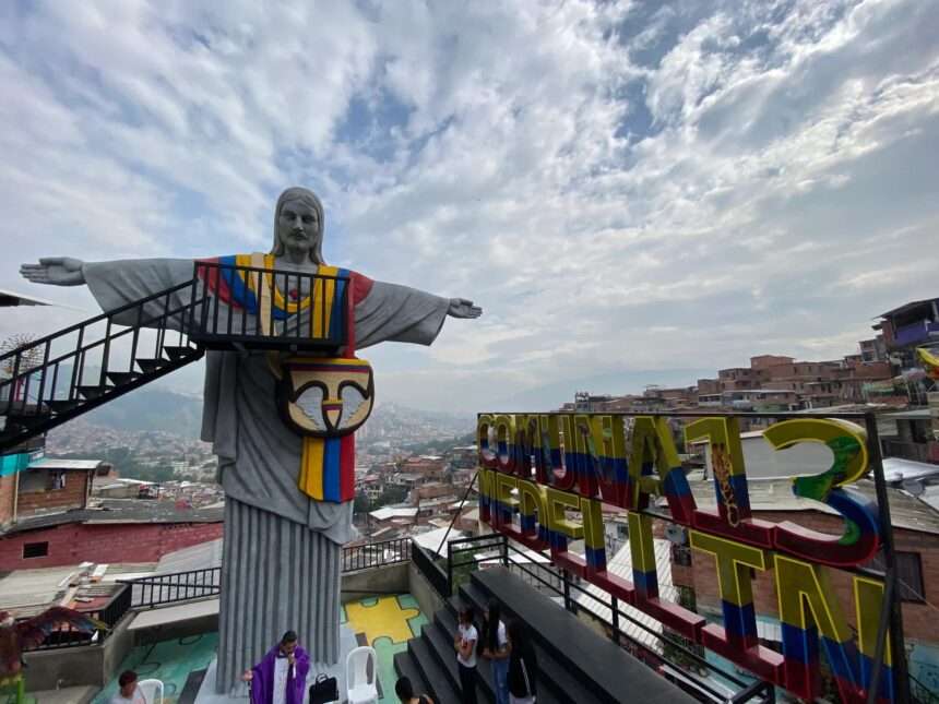 El Cristo más grande de Latinoamérica, ubicado en Santo Domingo, Antioquia, está hecho en concreto y acero, y combina majestuosidad arquitectónica con un mensaje de paz y acogida.