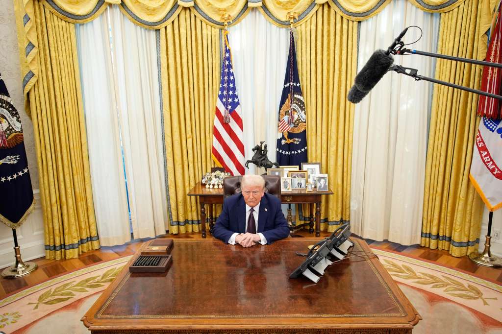 Washington (Usa), 23/01/2025.- US President Donald Trump sits in the Oval Office after signing executive orders of the White House in Washington, DC, USA, 23 January 2025. EFE/EPA/YURI GRIPAS / POOL