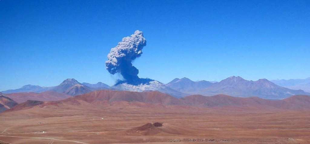 Imagen del volcán Lascar, tomada en 2006.
