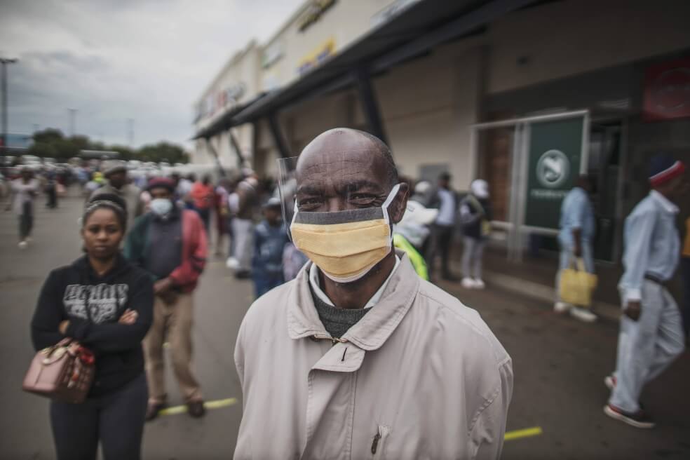 Un hombre en África se protege con esta mascarilla del coronavirus. / AFP