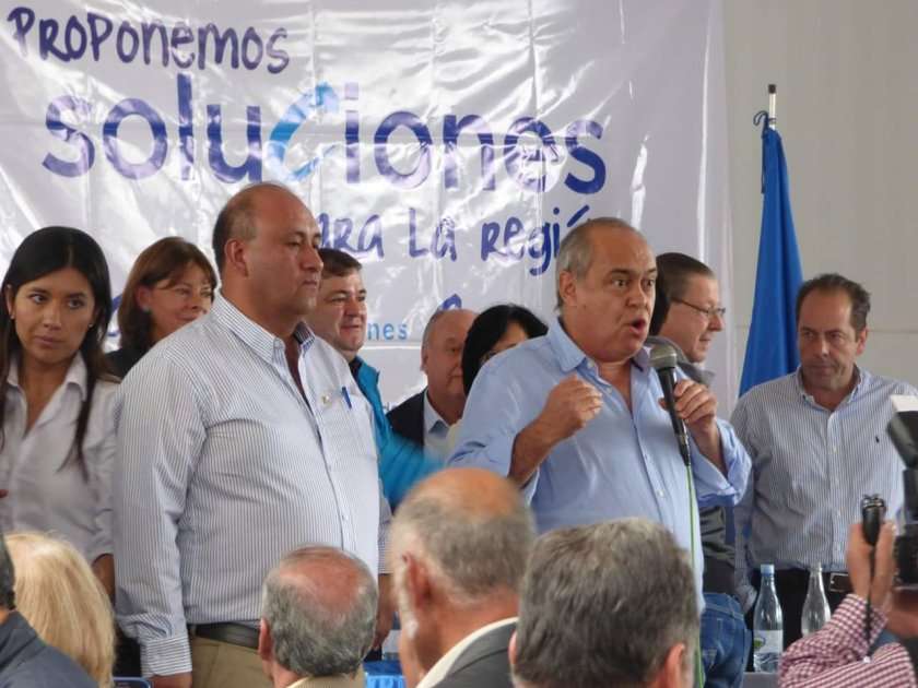 El candidato a la Alcaldía de Cota Carlos Julio Moreno, acompañado de Camilo Gómez, excandidato a la Vicepresidencia por el Partido Conservador.