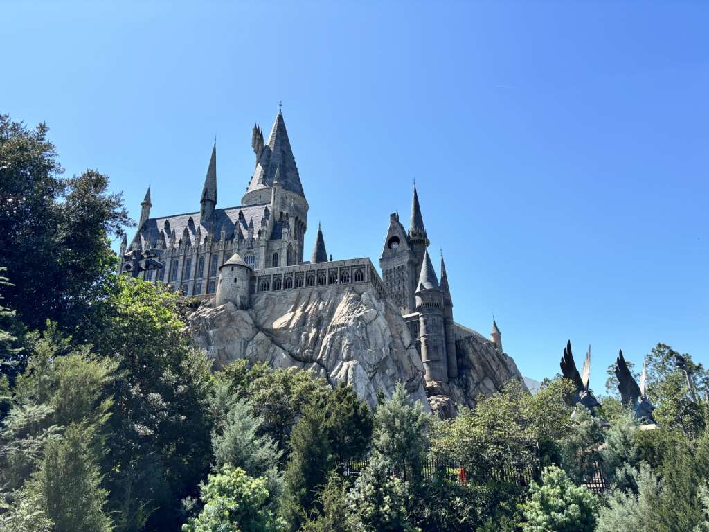 En Islands of Adventure, uno de los tres parques de Universal Orlando Resort, se puede visitar el castillo de Hogwarts.