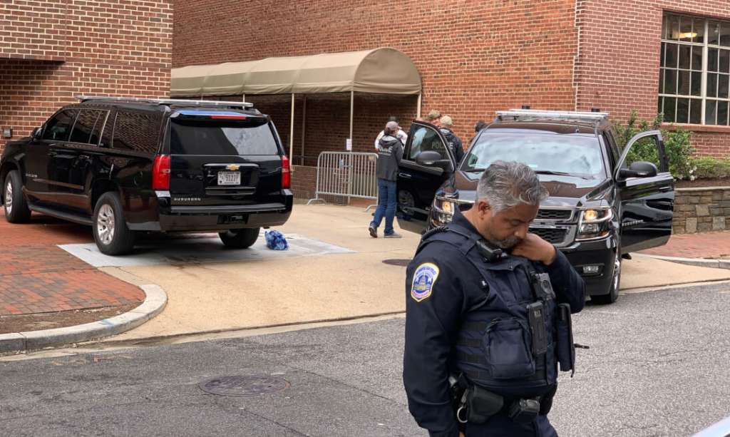 Una patrulla del servicio secreto de la policía de Washington sale este jueves de la embajada de Venezuela en Washington D.C. / EFE