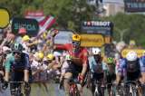 Waerenskjold sorprendió en el esprint y ganó la etapa 11 del Tour: así va la general