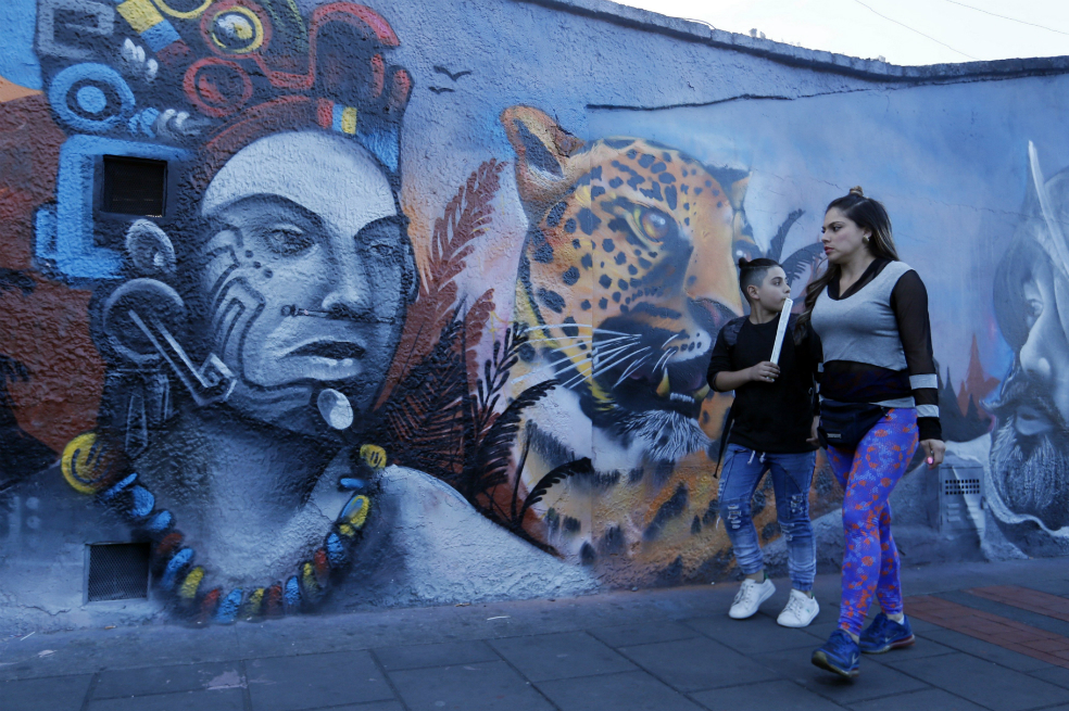 Luego en tres días hicieron los bocetos y en conjunto con representantes del Gobierno concretaron las imágenes definitivas.Ya con las ideas claras, los artistas se enfrentaron al reto de tener frente a ellos una pared en blanco y empezaron a hacer lo que mejor saben: "grafitear".De este modo, la cotidianidad del 20 de Julio, un barrio ubicado en el sur deBogotáy conocido por albergar la iglesia del Divino Niño Jesús que cada domingo congrega a miles de fervorosos feligreses de diferentes partes del país, se alteró durante dos días por cuenta de estos siete jóvenes.Llegaban temprano, cuando apenas salían los primeros rayos del sol, y se iban cuando la noche les impedía seguir pintando. Ellos se dedicaron en cuerpo y alma a recordar la historia de Colombia, esa que les enseñaron en el colegio pero a la que no siempre le prestaron atención."Cuando niños aprendimos la historia del país pero aún así para hacer los grafitis fue necesario volver a leerla para crear los bocetos", dijo Saldaña a Efe.