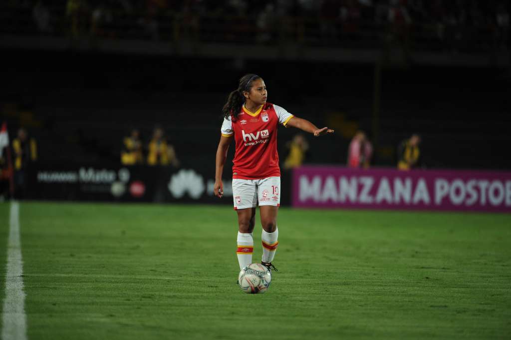 Futbolista colombiana que juega como volante de Santa Fe, en el partido de vuelta ante Huila por la final de la Liga Águila Femenina I 2017.