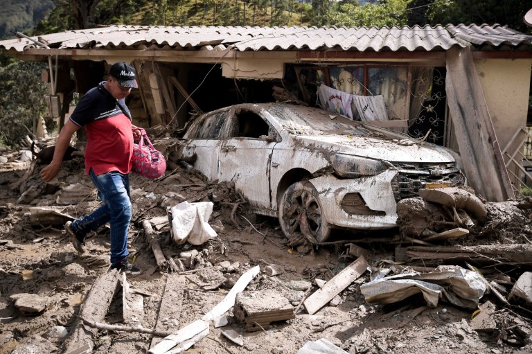 Autoridades locales informaron que algunos de los damnificados lograron salir con vida de sus viviendas y, por el momento, pasarán la noche en un lugar de paso en el municipio.
