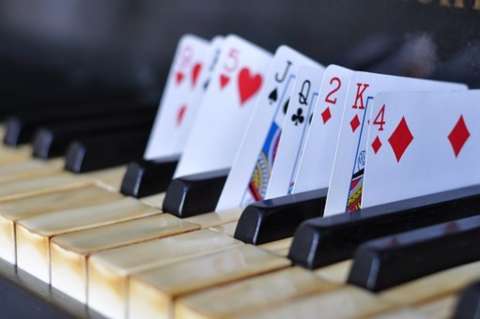 Poetas jugando naipes
