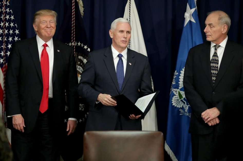 El vicepresidente Pence (centro), junto con el presidente Trump y el secretario de Seguridad Nacional John Kelly. / AFP