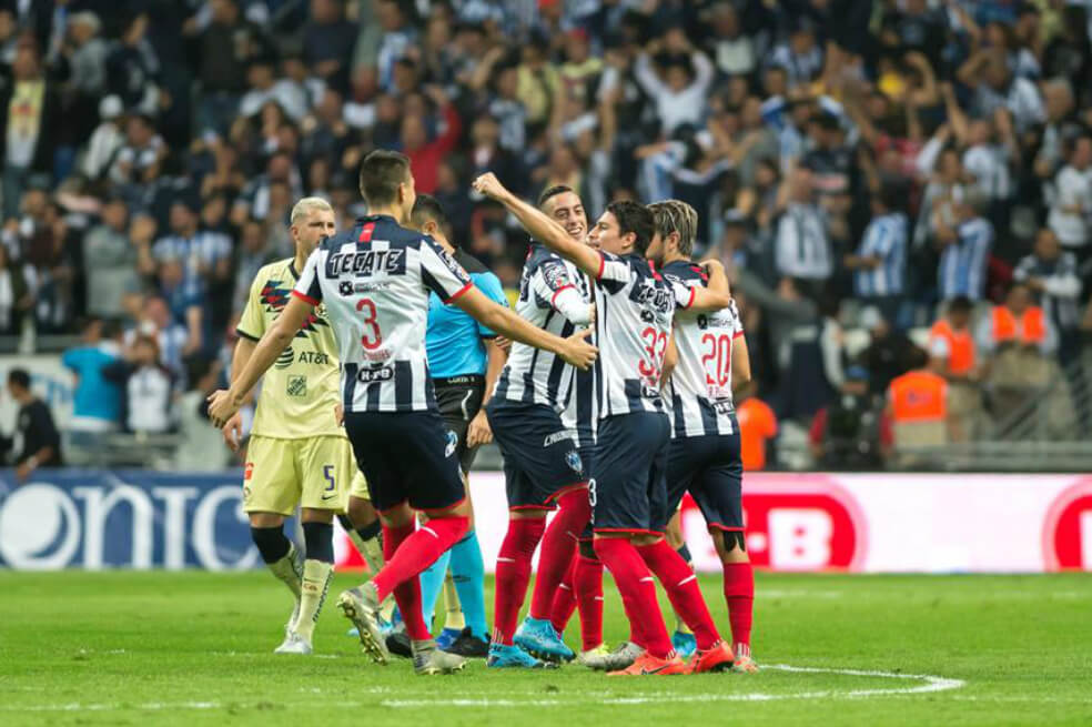 César Montes (3), Rodolfo Pizarro (20), Stefan Medina (33) y Rogelio Funes Mori (7) en la celebración del gol del colombiano para empatar la final de ida del fútbol mexicano. / EFE