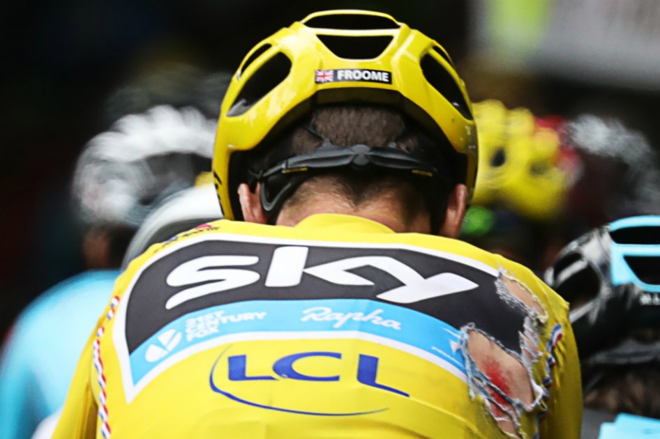 El líder del Tour sufrió una caída en la etapa 19 de la competición. / AFP