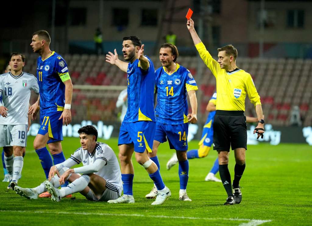 Zenica (Bosnia and Herzegovina), 31/03/2026.- Alessandro Bastoni (bottom) of Italy sits on the pitch as referee Clement Turpin shows him the red card during the FIFA World Cup 2026 European playoff match between Bosnia and Herzegovina and Italy in Zenica, Bosnia and Herzegovina, 31 March 2026. (Mundial de Fútbol, Bosnia-Herzegovina, Italia) EFE/EPA/NIDAL SALJIC