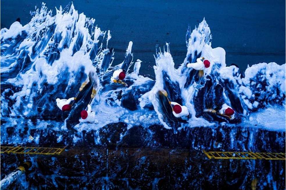 Fotografía cedida este jueves por el concurso fotográfico "El Mundo desde mi ventana", que muestra una vista de la fotografía "Guerreras con escoba" de Denis Mayhua, uno de los ganadores del concurso fotográfico.