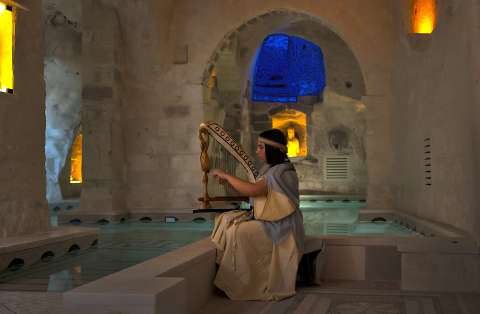 El museo habitable de Italia donde se duerme entre cuevas y rituales de la antigua Grecia