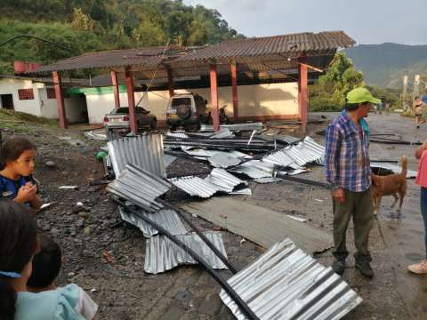 Vendaval dejó sin techo más de 50 viviendas en El Peñón, Cundinamarca