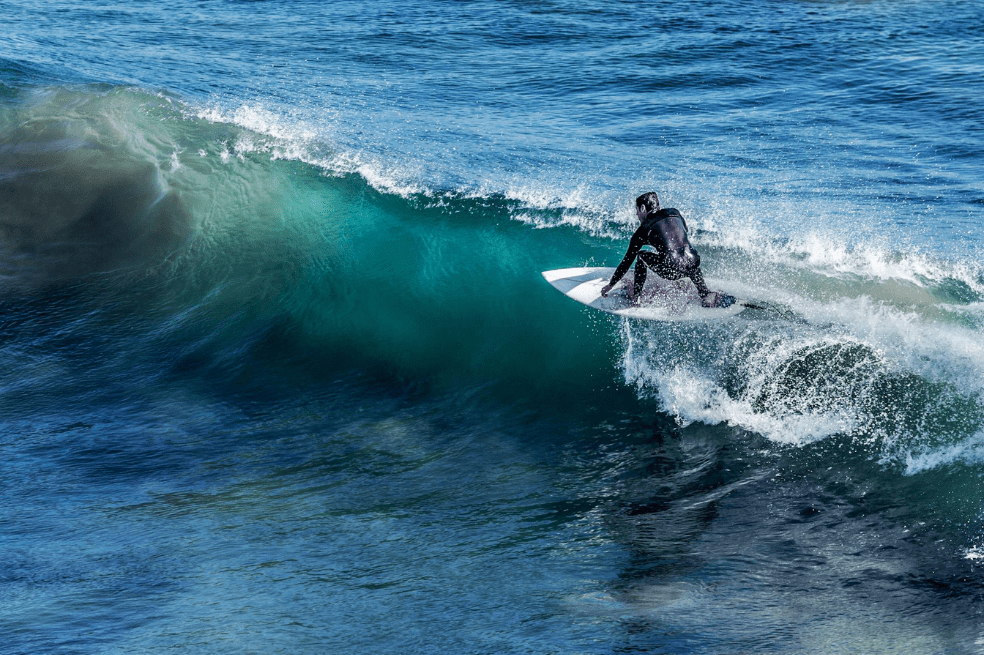 Día del surf: sus beneficios y cómo empezar a practicarlo