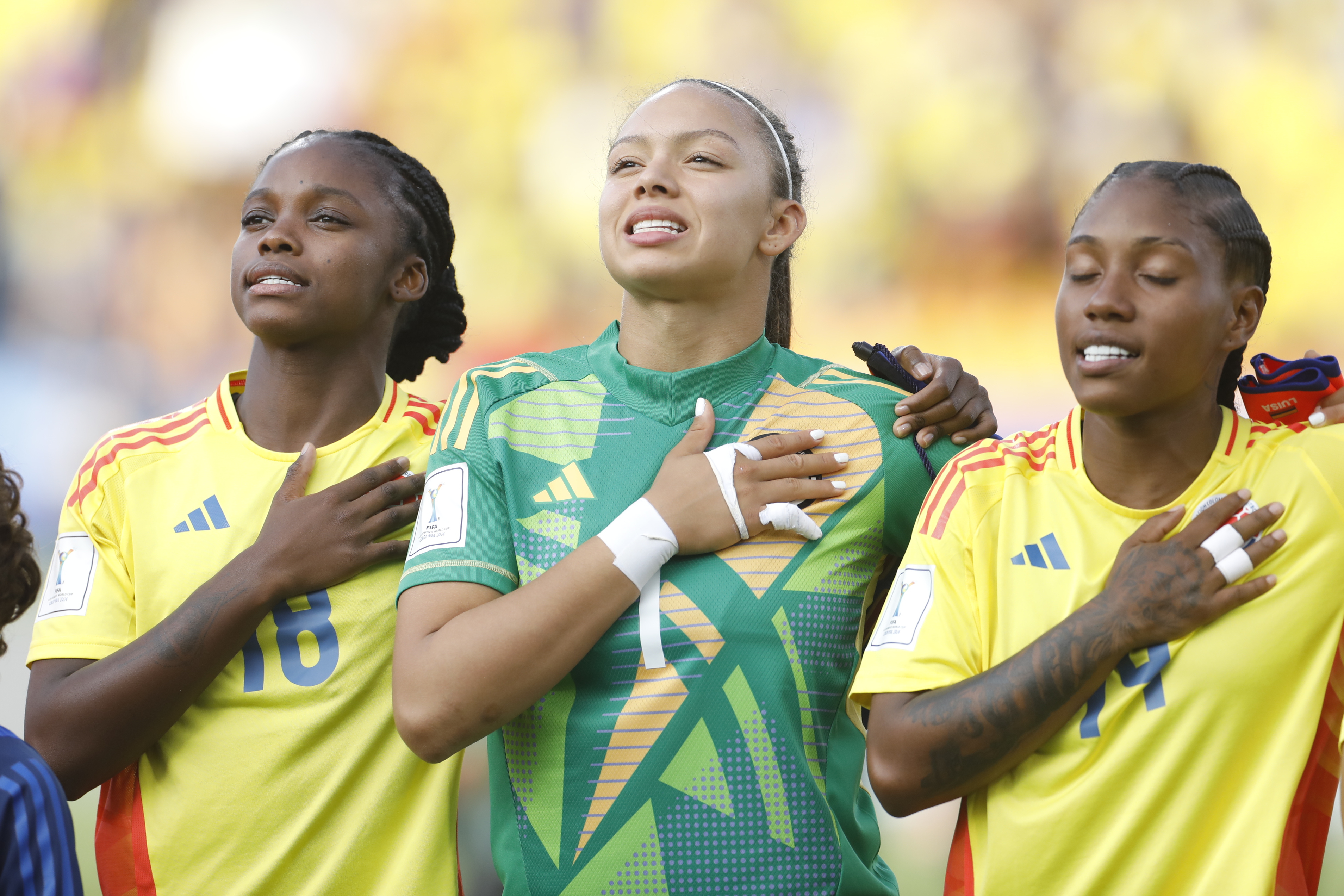 AMDEP6138. MEDELLÍN (COLOMBIA), 06/09/2024.- Linda Caicedo (i), Luisa Agudelo (c) y Sintia Cabezas de Colombia cantan el himno de Colombia este viernes, en un partido del grupo A de la Copa Mundial Femenina sub-20 entre las selecciones de México y Colombia en estadio Atanasio Girardot en Medellín (Colombia). EFE/ Luis Eduardo Noriega Arboleda