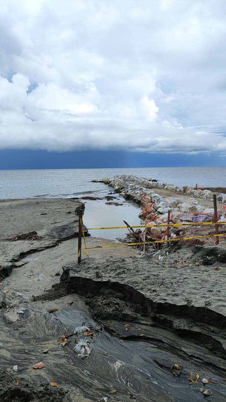 Rastros de la erosión junto a los espolones recién construidos en Playa Salguero. Foto de noviembre de 2023.