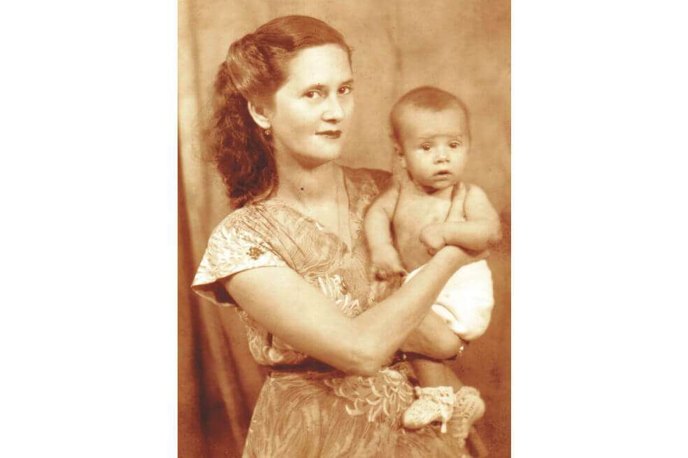 Elena (La Nena) Daconte con uno de sus hijos, protagonistas del famoso cuento garciamarquiano “El rastro de tu sangre en la nieve”. / Foto: Cortesía de Eduardo Márceles Daconte