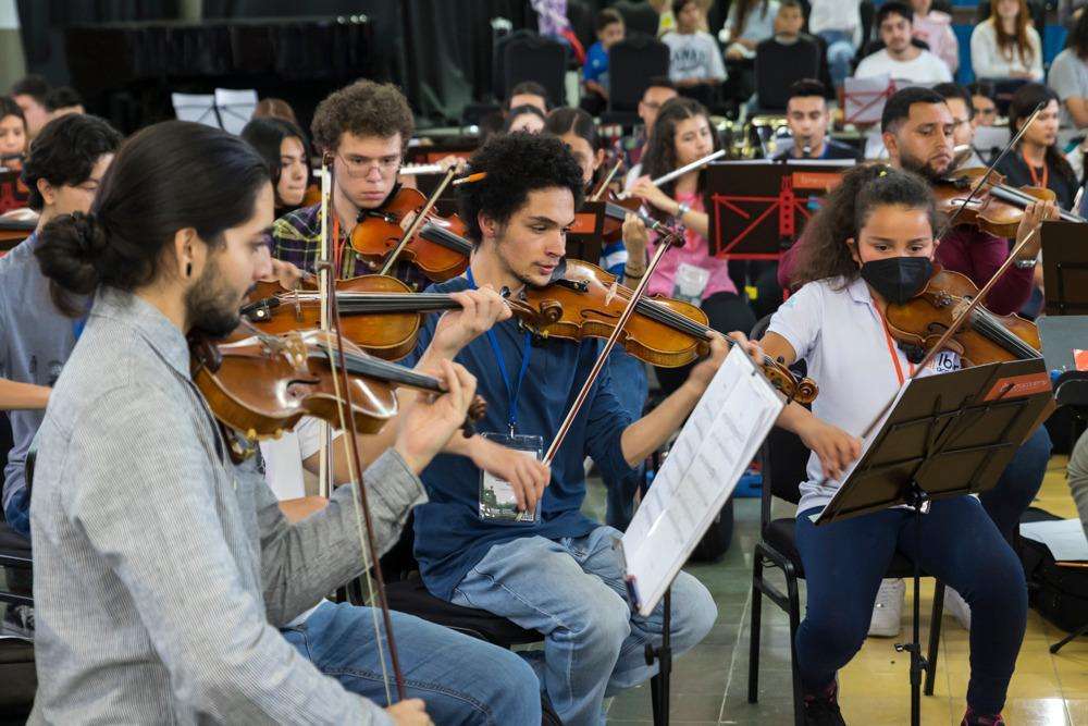 Algunos de los jóvenes y niños que estarán participando en el concierto de navidad que se realizará a las 5:00 p.m. en el Teatro Metropolitano de Medellín.