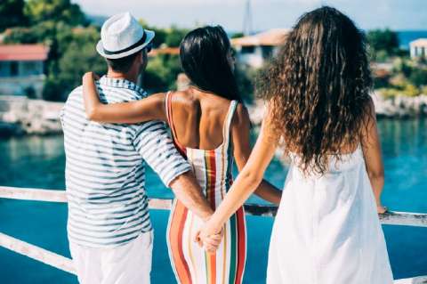 Casados y con novios: efectos del triángulo de amor