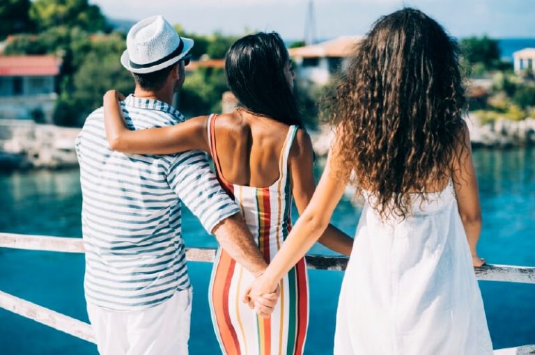 Casados y con novios: efectos del triángulo de amor