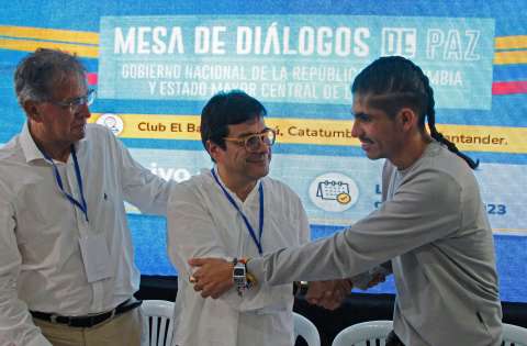 Gobierno anuncia que se reanuda mesa de diálogos con disidencia de Iván Mordisco