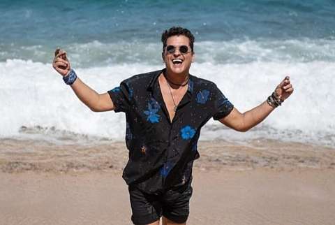 10 vídeos inolvidables para celebrar los 60 años de Carlos Vives