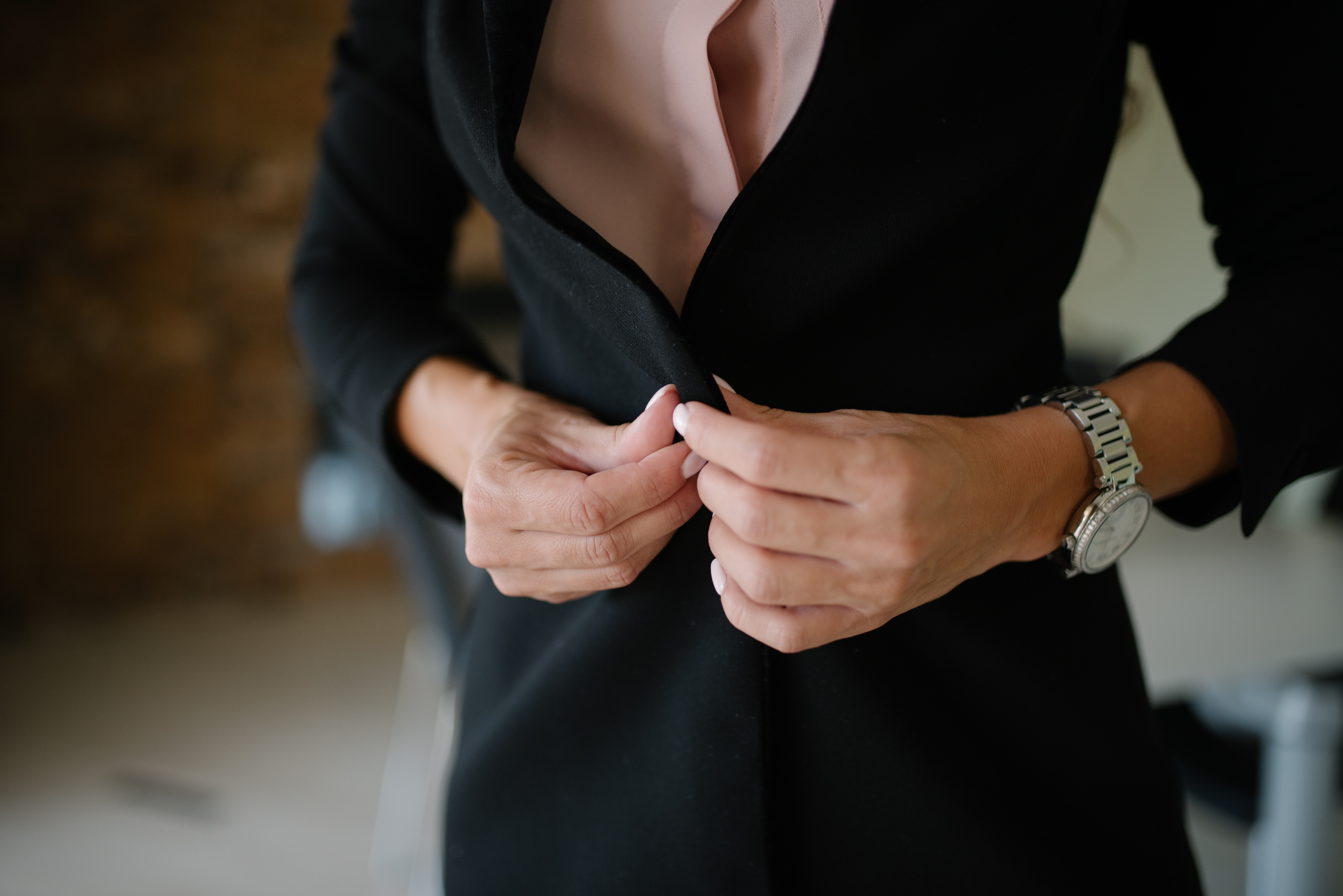 La Cámara de Representantes de Misuri, Estados Unidos, aprobó una norma que les exige a las mujeres cubrirse los hombres con un saco o chaqueta. (Imagen de referencia).