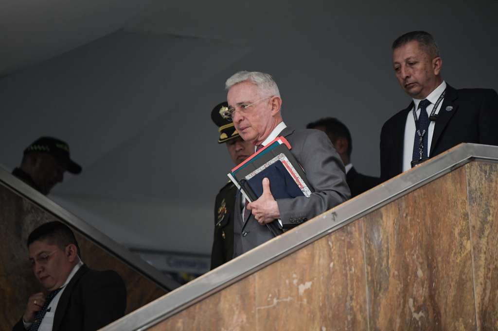 Juicio contra el expresidente colombiano quien es vinculado por presuntos delitos de soborno, soborno en actuación penal y fraude procesal.