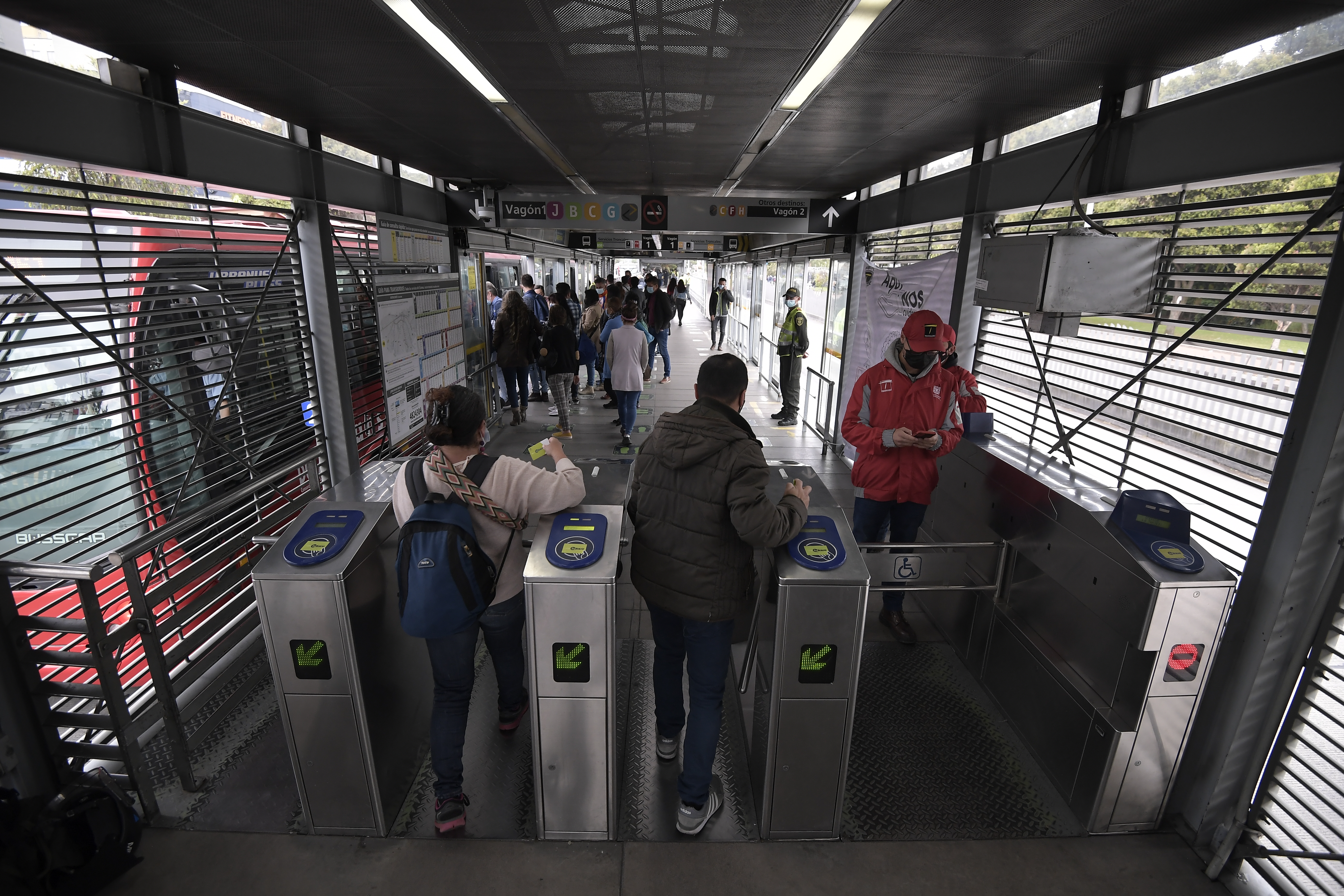 Algunos ciudadanos protestaron de forma pacífica y sin afectar la movilidad en algunos puntos de Bogotá, debido al alza en las tarifas de Transmilenio y el Sitp; La policía y el Esmad quienes custodiaban algunas estaciones y portales del sistema, realizaron detenciones arbitrarias contra los protestantes.
