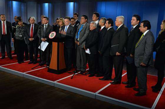 El presidente Juan Manuel Santos y los representantes de los transportadores en la Casa de Nariño