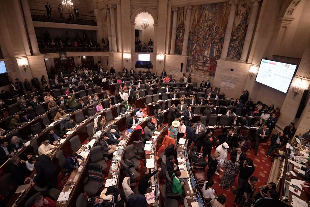 Debate final sobre el Plan Nacional de Desarrollo en la Cámara de Representantes.